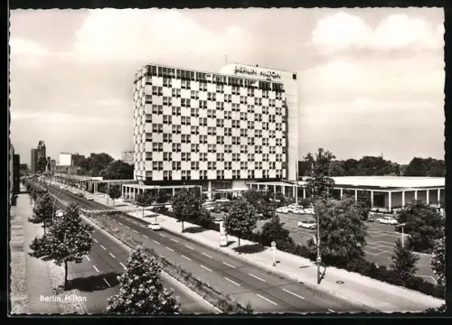 AK Berlin, Hotel Berlin Hilton mit Grünanlagen