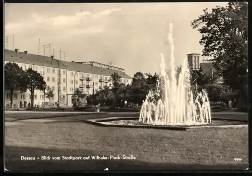 AK Dessau, Blick vom Stadtpark auf Wilhelm-Pieck-Strasse