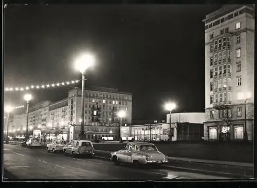 AK Berlin, Karl-Marx-Allee bei Nacht