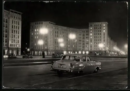 AK Berlin, Stalinallee und Straussberger Platz bei Nacht