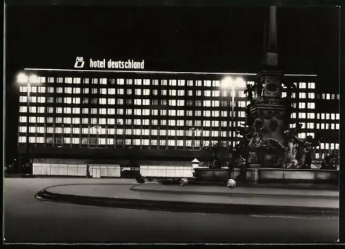 AK Leipzig, Hotel Deutschland mit Brunnen bei Nacht