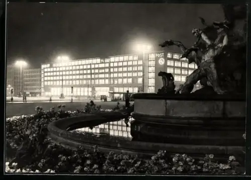 AK Leipzig, Neuerbautes Postamt am Karl-Marx-Platz bei Nacht