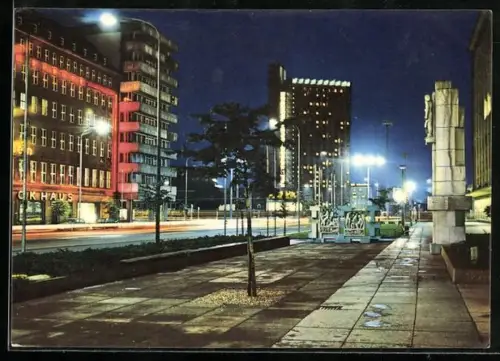 AK Karl-Marx-Stadt, Blick in die Karl-Marx-Allee bei Nacht