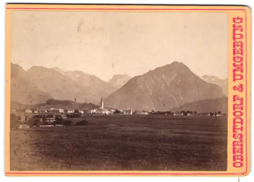 Fotografie unbekannter Fotograf, Ansicht Oberstdorf, Blick nach dem Ort mit Gebirge