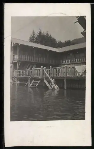 Foto-AK Zell am See, Seebadeanlage mit hölzernen Kabinen und Steg