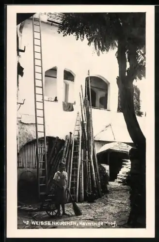 AK Weissenkirchen, Haimingerhof, Innenhof mit Leitern