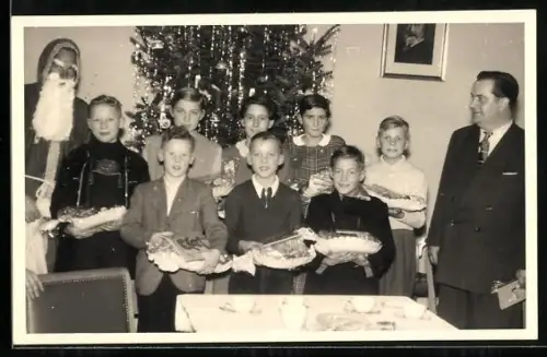 Foto-AK Weihnachtsmann bei Kindern am Tannenbaum
