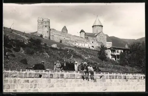 Foto-AK Ananuri, Männer vor einer Festung