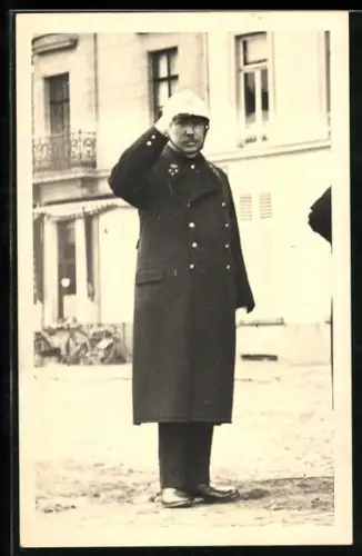 AK Sint-Niklaas, Feuerwehrmann salutiert