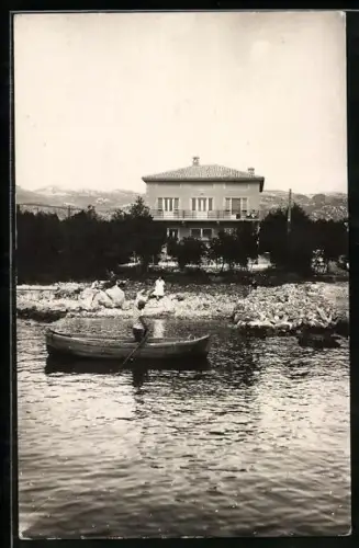 Foto-AK Kraljevica, Wohnhaus vom Wasser aus gesehen