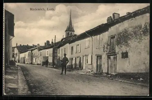 AK Medewich /Loth., Strassenpartie mit Kirchturm