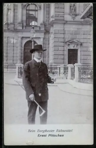 AK Wien, Schauspieler Ernst Pittschan vor dem Burgtheater