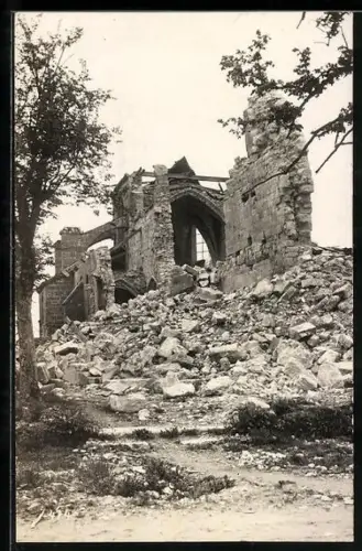 AK Montflaucon, Zerschossene Kirche im Jahr 1917
