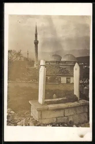 Foto-AK Veskueb, Türkisches Grabdenkmal und Blick auf zwei Moscheen