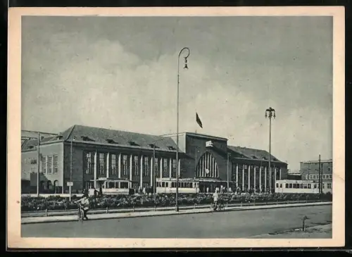 AK Königsberg, Hauptbahnhof, Strassenbahn auf dem Vorplatz