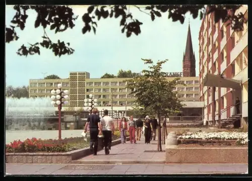 AK Frankfurt / Oder, Karl Marx-Strasse mit Passanten