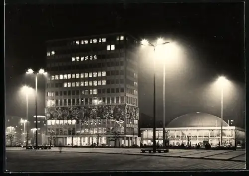 AK Berlin, Haus des Lehrers mit Kongresshalle bei Nacht