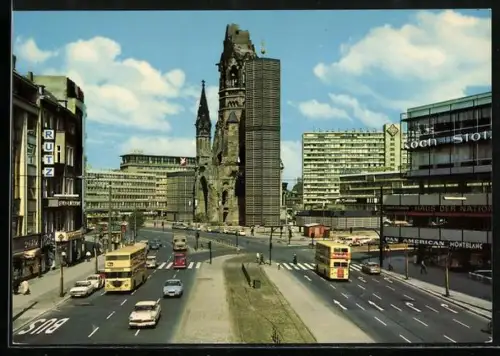 AK Berlin, Kaiser-Wilhelm-Gedächtniskirche mit Geschäften vom Tauentzien aus