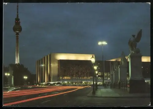 AK Berlin, Marx-Engels-Brücke und Funkturm bei Nacht