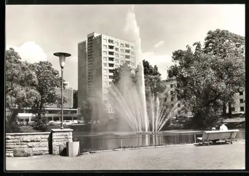 AK Suhl, Teich-Partie am Ernst-Thälmann-Platz mit Wasserfontaine