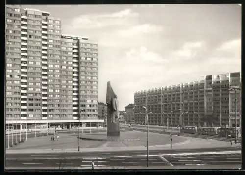 AK Berlin, Leninplatz mit Denkmal und Strassenbahn