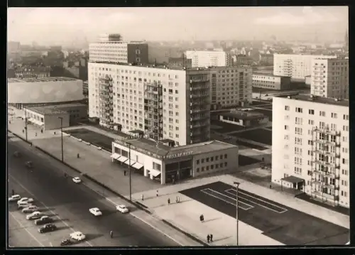 AK Berlin, Karl-Marx-Allee mit Parkplatz