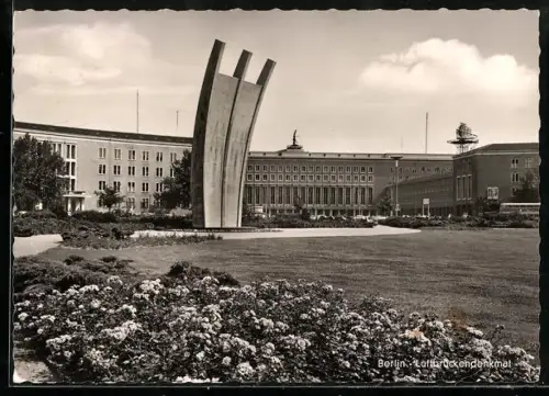 AK Berlin, Flughafen Tempelhof mit Luftbrückendenkmal