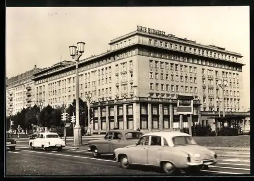 AK Berlin, Karl-Marx-Allee mit HO-Gasthof Budapest