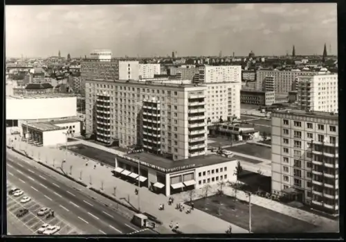 AK Berlin, Karl-Marx-Allee mit Kunst im Heim
