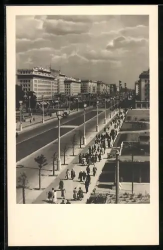 AK Berlin-Friedrichshain, Stalinallee mit Passanten
