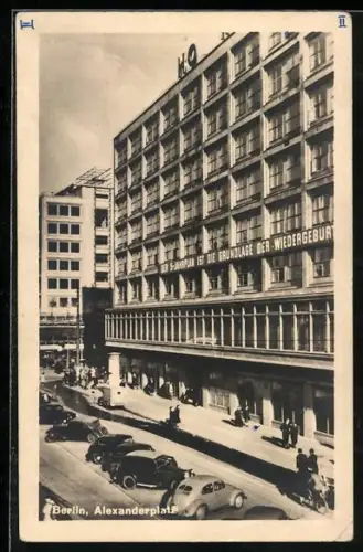 AK Berlin, Alexanderplatz, Teilansicht mit Autos und Passanten