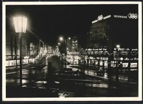 AK Frankfurt a. M., Zeil mit Geschäften bei Nacht