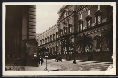 AK Napoli, Museo Nazionale e Portice della Galleria Principe Umberto