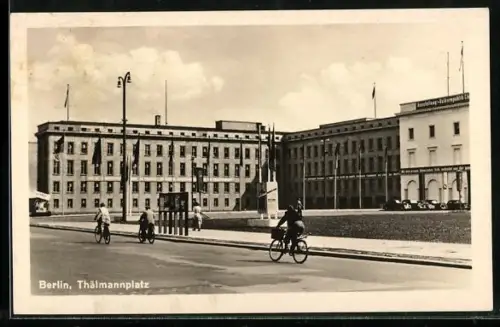 AK Berlin, Thälmannplatz mit Haus der Ministerien, Radfahrer