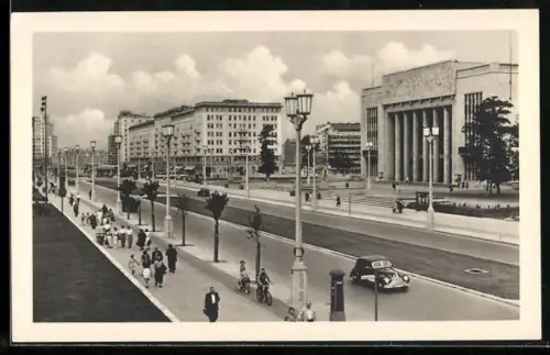 AK Berlin, Stalinallee mit Passanten