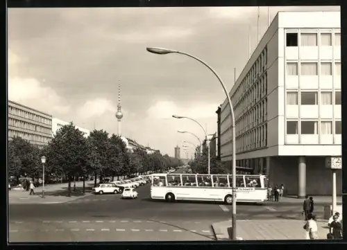 AK Berlin, Strassenpartie Unter den Linden, Blick zum Fernsehturm, Omnibus
