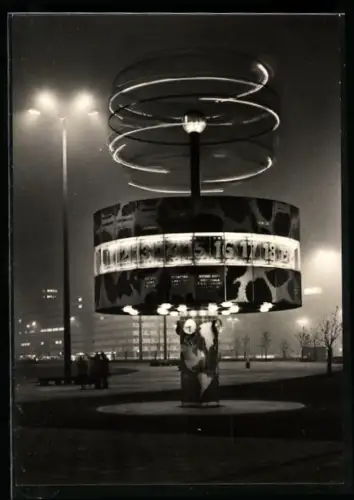 AK Berlin, Alexanderplatz, Urania-Säule mit Weltzeituhr bei Nacht