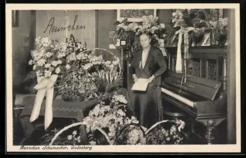 AK Godesberg, Aennchen Schumacher mit Klavier und Blumen