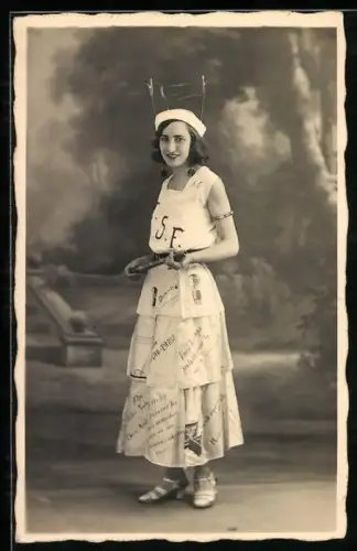 Foto-AK Paris, Lächelnde junge Dame mit leuchtendem Kopfschmuck