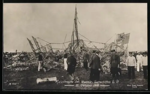 AK Katastrophe des Marine-Zeppelins L. II am 17.10.1913, Einsatzkräfte am Unglücksort