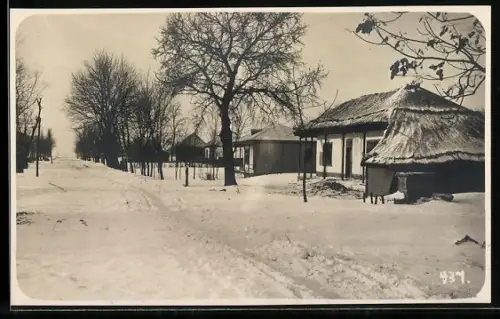 Foto-AK Mingul, Verschneite Strasse mit Häusern