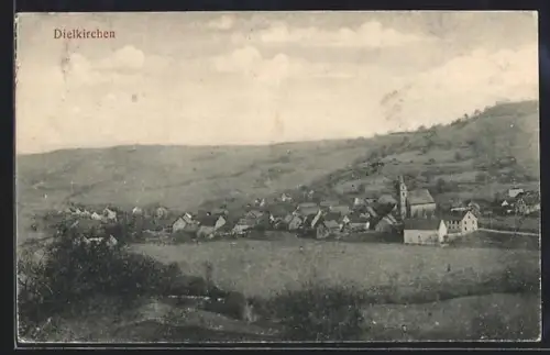 AK Dielkirchen, Ortsansicht mit Kirche und umliegenden Hügeln