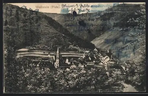 AK Wolfstein /Pfalz, Ortsansicht mit Kirche und umliegenden Bergen