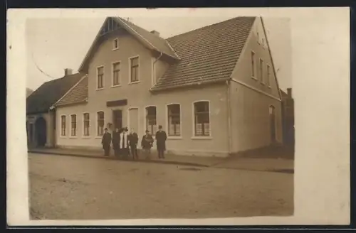 Foto-AK Nordwalde /Münster, Geschäftshaus mit kleiner Versammlung