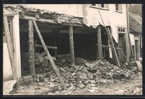 Foto-AK Schlotheim, Notter-Hochwasser 1926, Abgestütztes Untergeschoss eines beschädigten Gebäudes