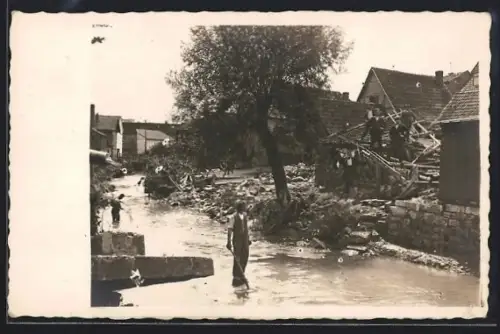 Foto-AK Schlotheim, Notter-Hochwasser 1926, Überschwemmte Strasse mit zerstörtem Gebäude und Passanten