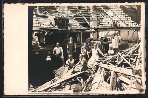 Foto-AK Schlotheim, Notter-Hochwasser 1926, Bewohner auf den Trümmern ihres Hauses