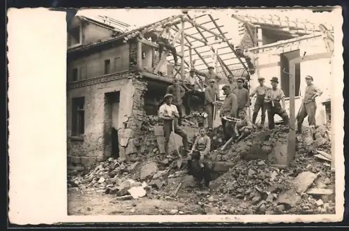 Foto-AK Schlotheim, Notter-Hochwasser 1926, Arbeiter bei der Trümmerbeseitigung vor beschädigten Häusern