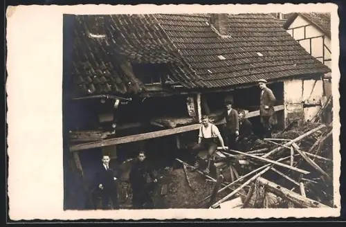 Foto-AK Schlotheim, Notter-Hochwasser 1926, Bewohner vor einer Ruine
