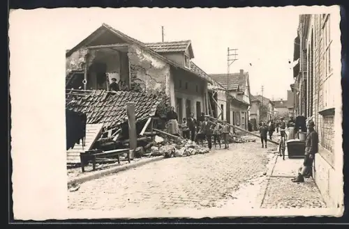 Foto-AK Schlotheim, Notter-Hochwasser 1926, Bewohner bei einem zerstörten Gebäude